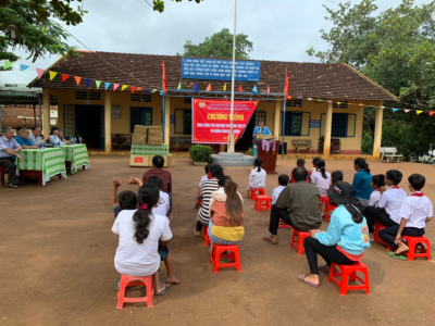 Liên đoàn Lao động huyện Phú Riềng trao tặng 13 Tivi cho  học sinh dân tộc thiểu số có hoàn cảnh khó khăn
