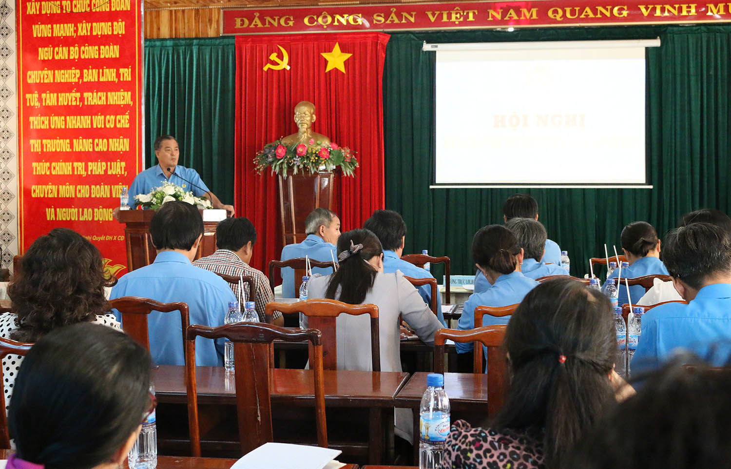 Chủ tịch LĐLĐ tỉnh Nguyễn Hồng Trà phát biểu chỉ đạo Hội nghị