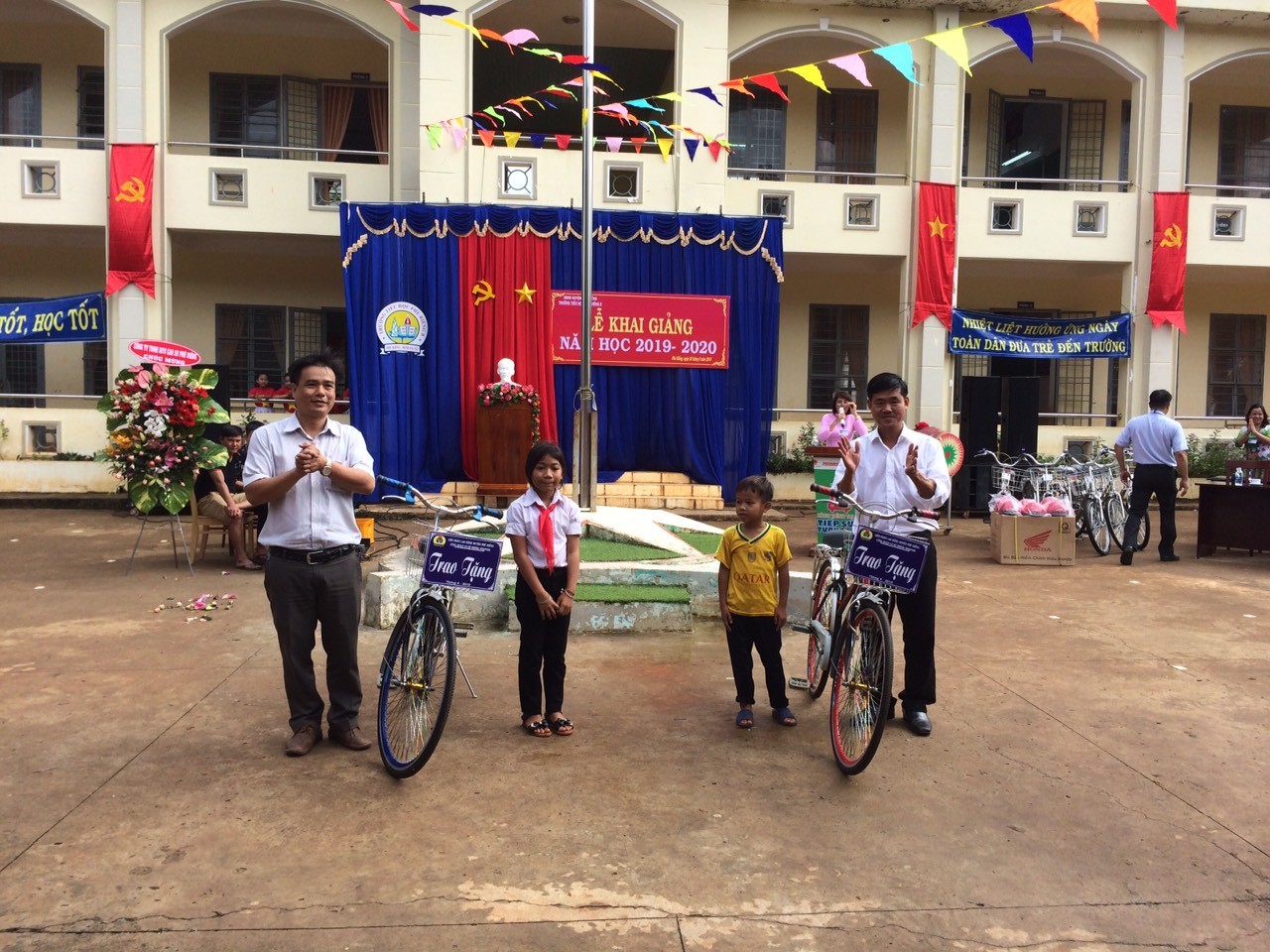Công đoàn cơ sở Phòng Nông nghiệp và PTNT huyện Phú Riềng đồng hành cùng các em học sinh có hoàn cảnh khó khăn