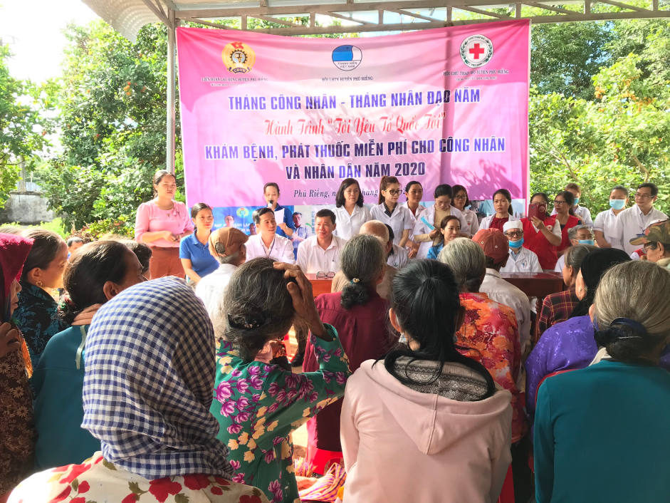 Tặng quà, khám bệnh, cấp phát thuốc miễn phí  cho người lao động và nhân dân tại xã Phước Tân