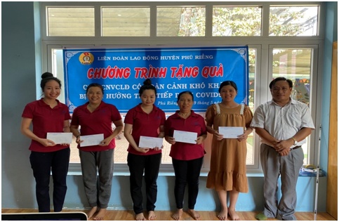 Liên đoàn Lao động huyện Phú Riềng tặng quà cho 04 đoàn viên có hoàn cảnh đặc biệt khó khăn