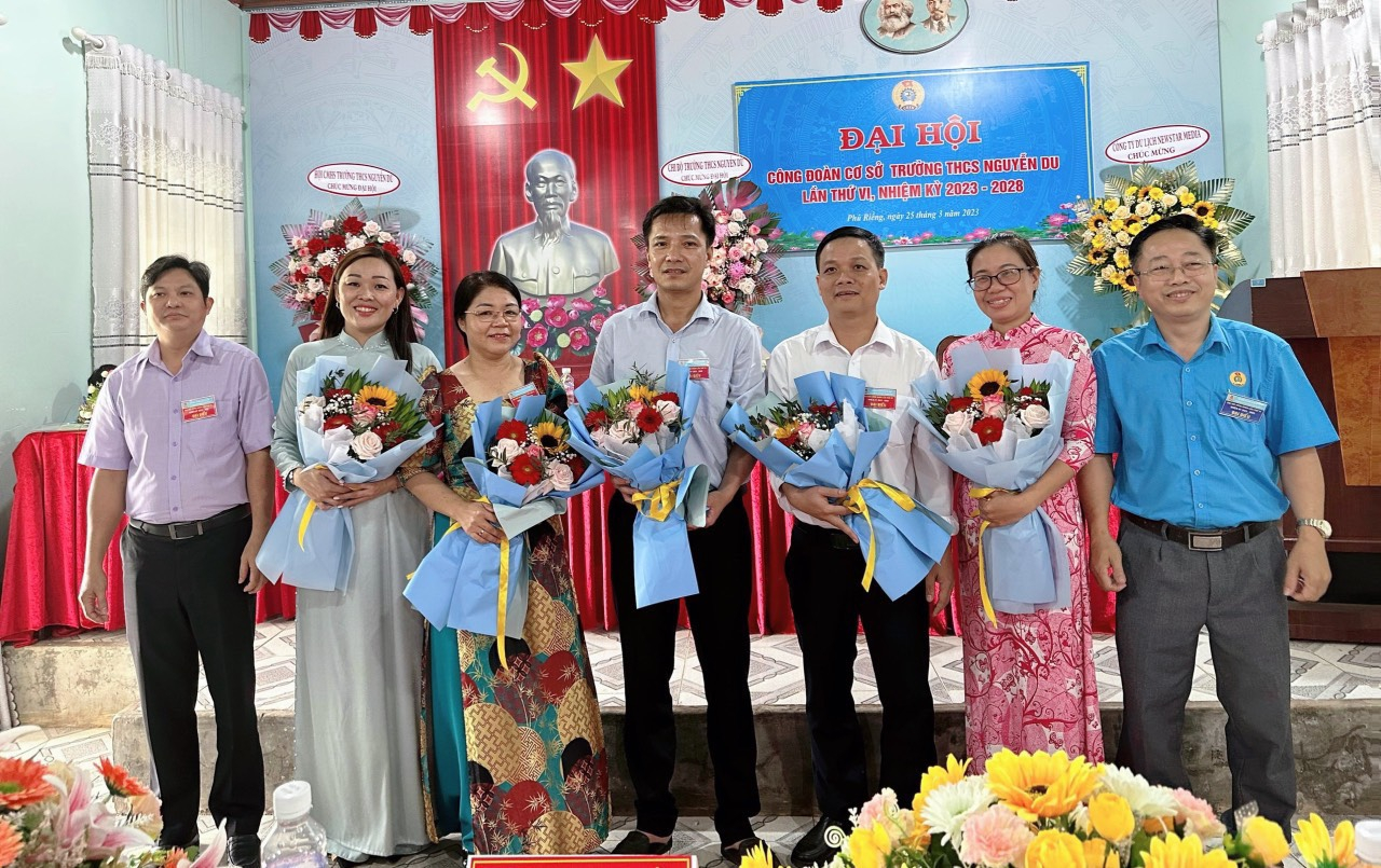 Đồng chí Hồ Huy Thắng tái đắc cử Chủ tịch  Công đoàn CĐCS Trường THCS Nguyễn Du