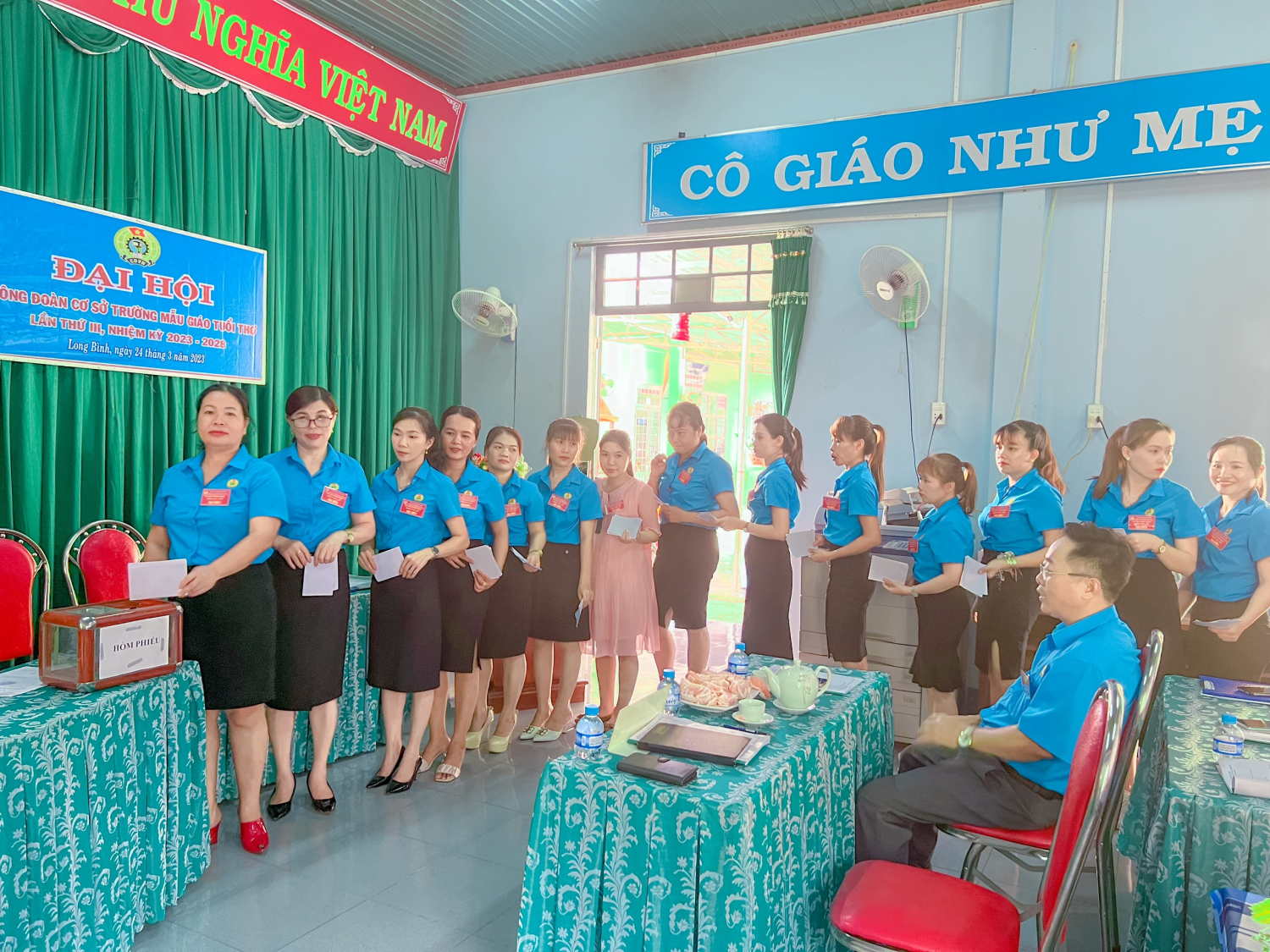 Đồng chí Nguyễn Thị Thuần được Đại hội bầu giữ chức Chủ tịch CĐCS Trường MG Tuổi Thơ