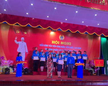 Liên đoàn Lao động huyện Phú Riềng có  02 tập thể và 10 cá nhân của được tuyên dương