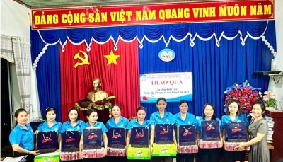 Công đoàn trường Mẫu giáo Phú Trung trao quà Tết nguyên đán Giáp Thìn năm 2024 cho đoàn viên Công đoàn