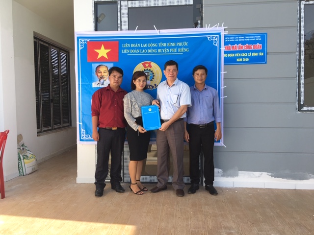 Trao nhà Mái ấm công đoàn cho đoàn viên Nguyễn Thị Nam