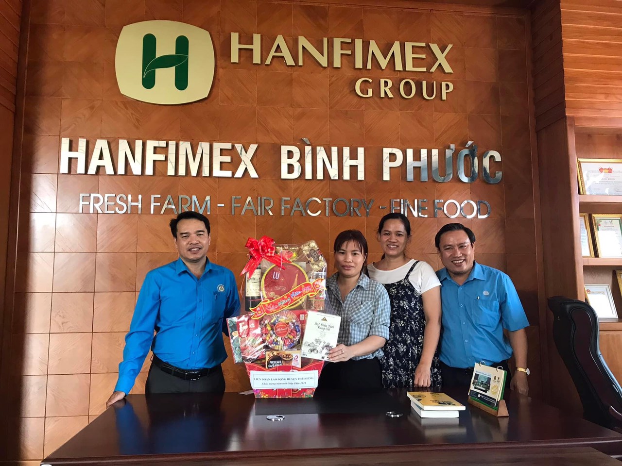 Liên đoàn Lao động huyện thăm tặng quà chúc Tết các doanh nghiệp trên địa bàn huyện Phú Riềng nhân dịp Xuân về